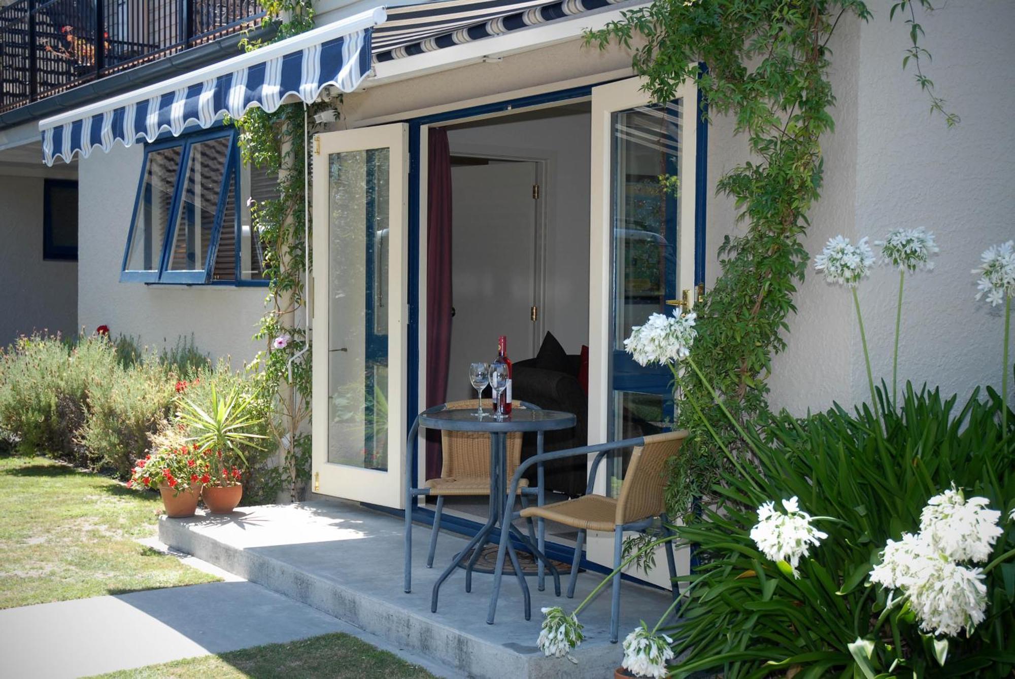 The Village Apartment, Just Steps To The Village Shops, Bars And Restaurants Havelock North Exterior foto